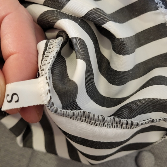 $25 Off the Shoulder stripped Crop Top with ruched sleeves size S - Picture 5 of 6